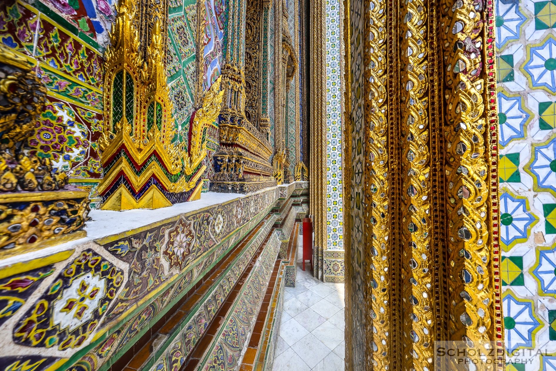 Goldene Dächer und filigrane Details – der Königspalast in Bangkok zeigt sich im ersten Morgenlicht von seiner schönsten Seite.