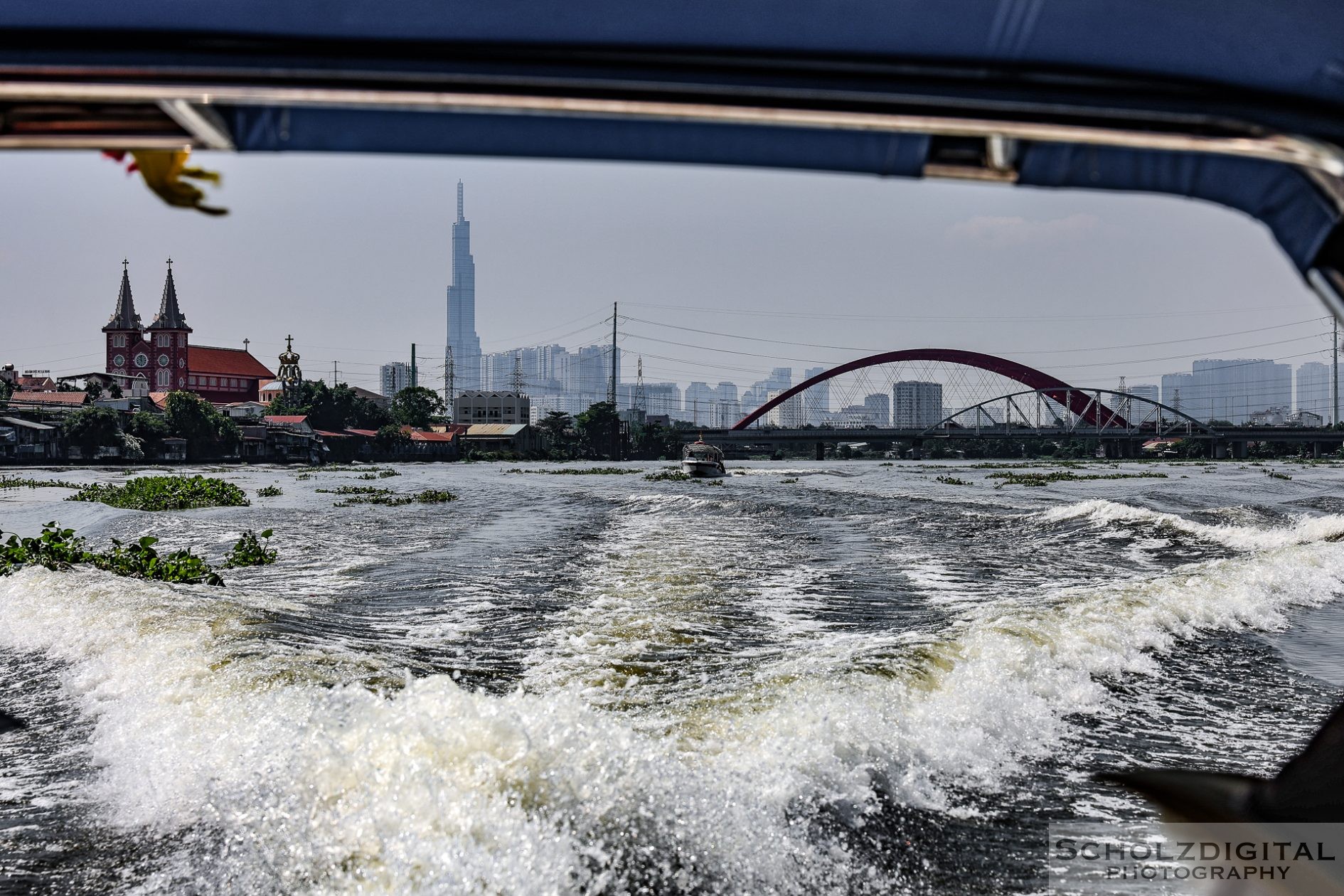 Saigon vom Wasser aus – Kontraste zwischen Skyline und einfachem Leben entlang des Flusses