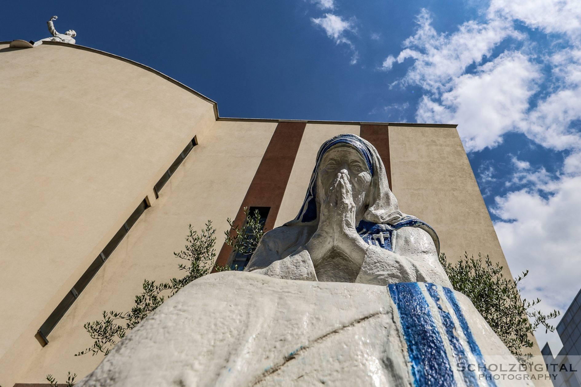 Die betende Statue von Mutter Teresa vor der Katedralja e Shën Palit erinnert an die albanischen Wurzeln der späteren Heiligen.
