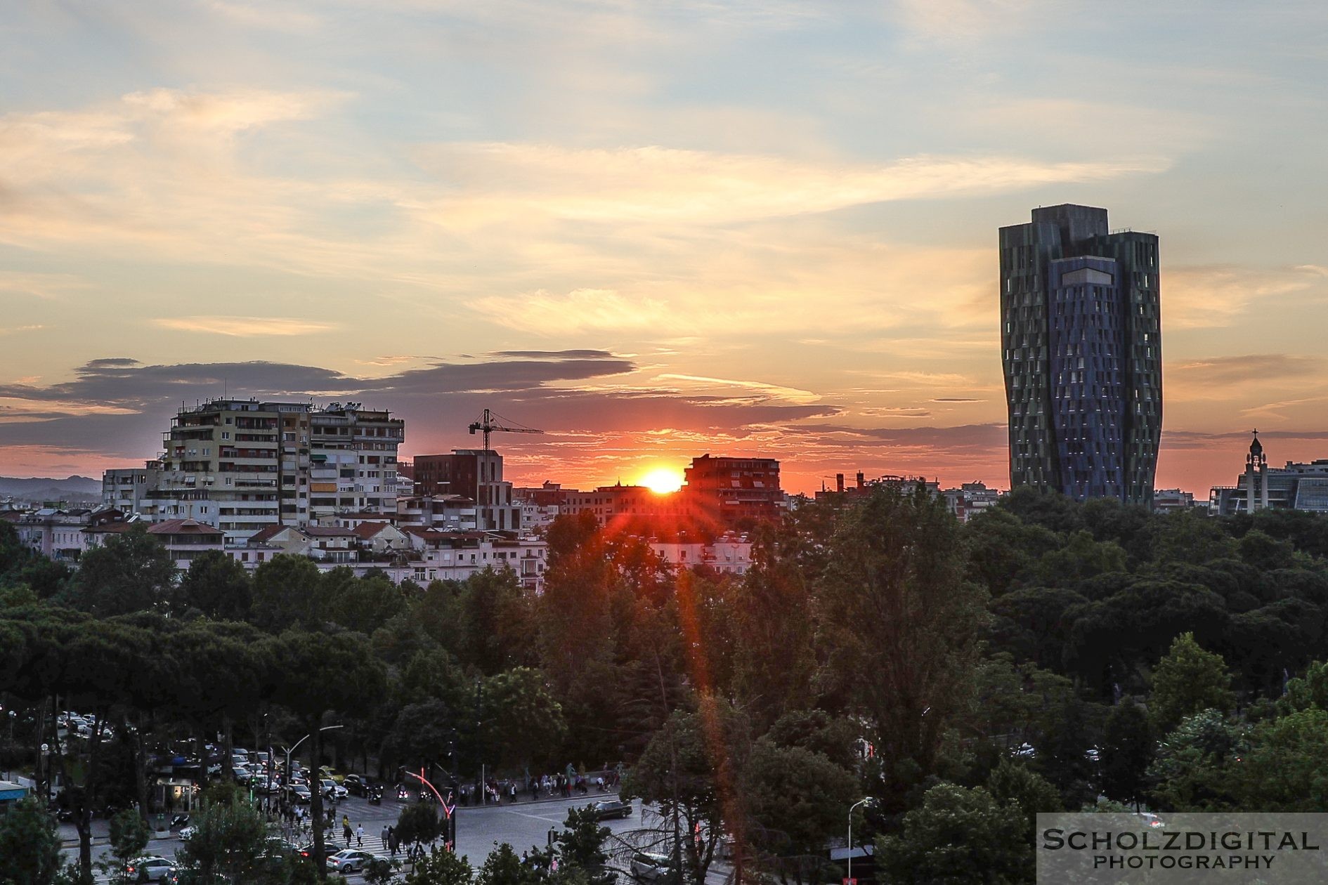 Sonnenuntergang auf der Pyramide von Tirana – einer der spannendsten Fotospots der Stadt.