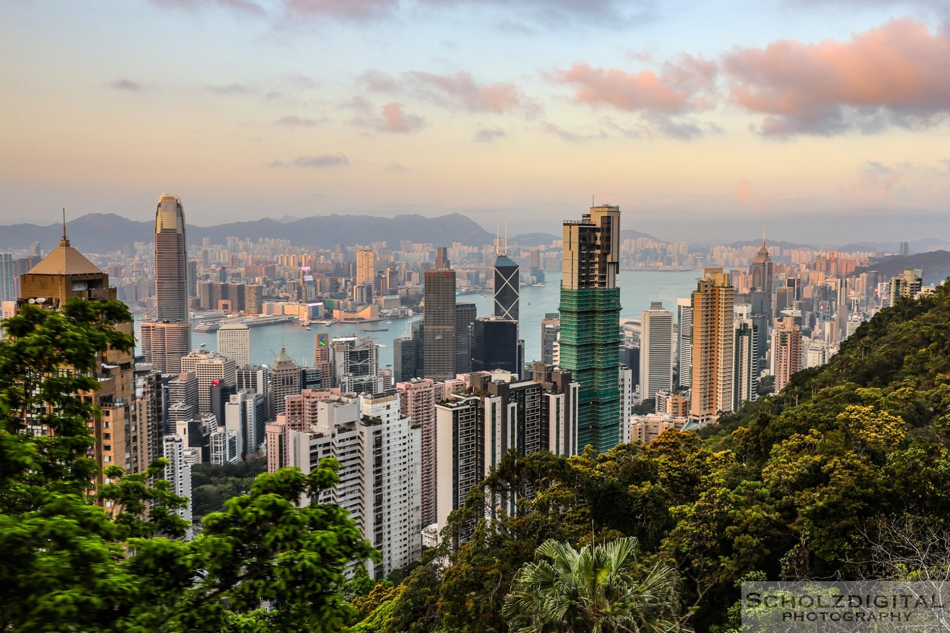 Wenn sich der Nebel verzieht – Blick vom Victoria Peak