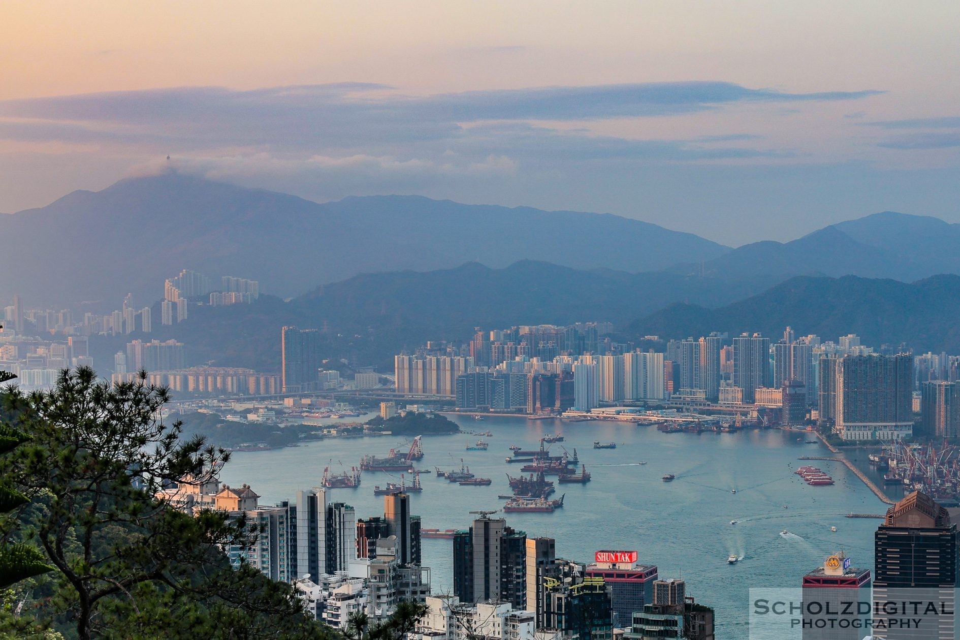 Wenn sich der Nebel verzieht – Blick vom Victoria Peak