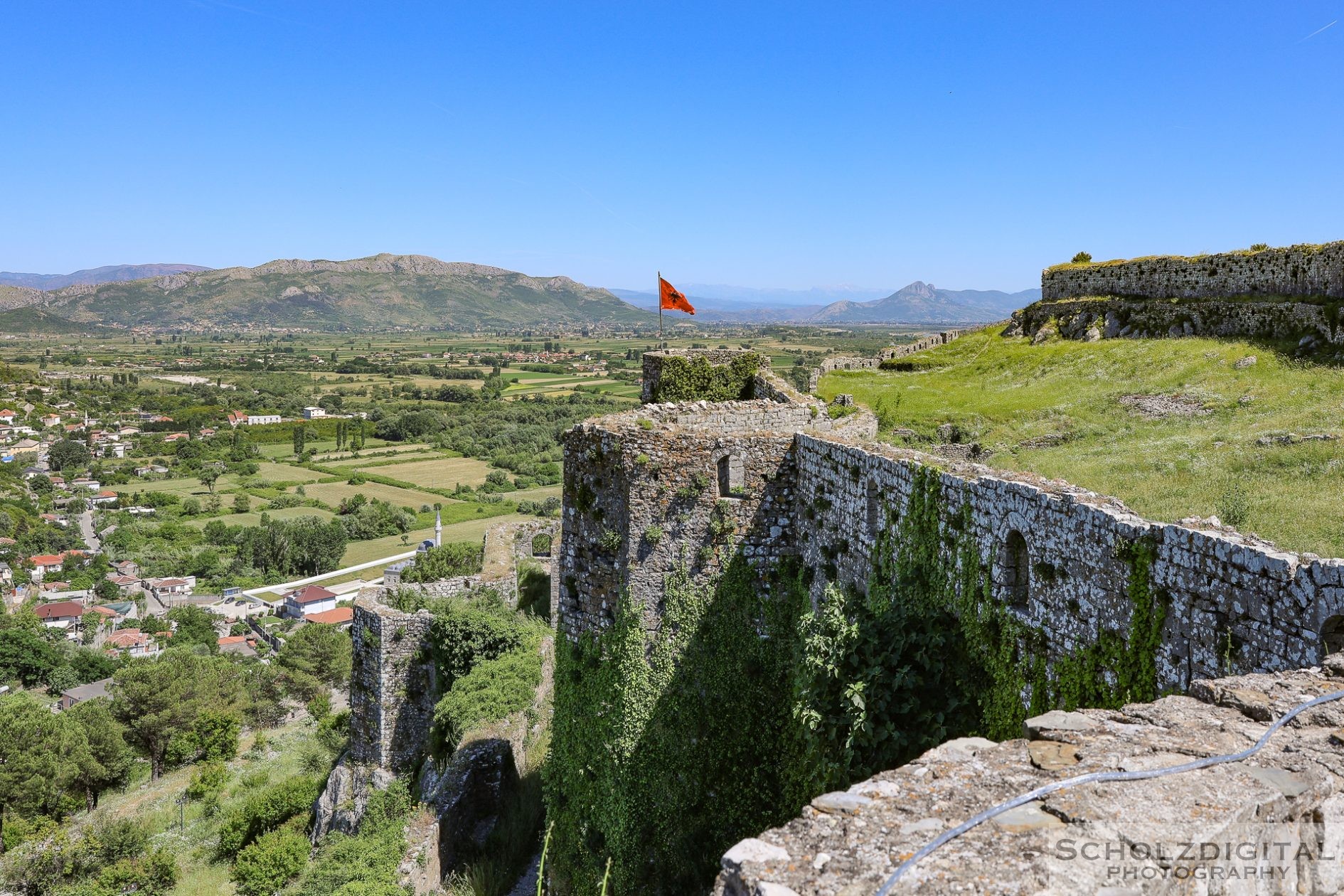 Die Rozafa-Festung zählt zu den wichtigsten historischen Bauwerken Albaniens und bietet spektakuläre Ausblicke über Shkodra.