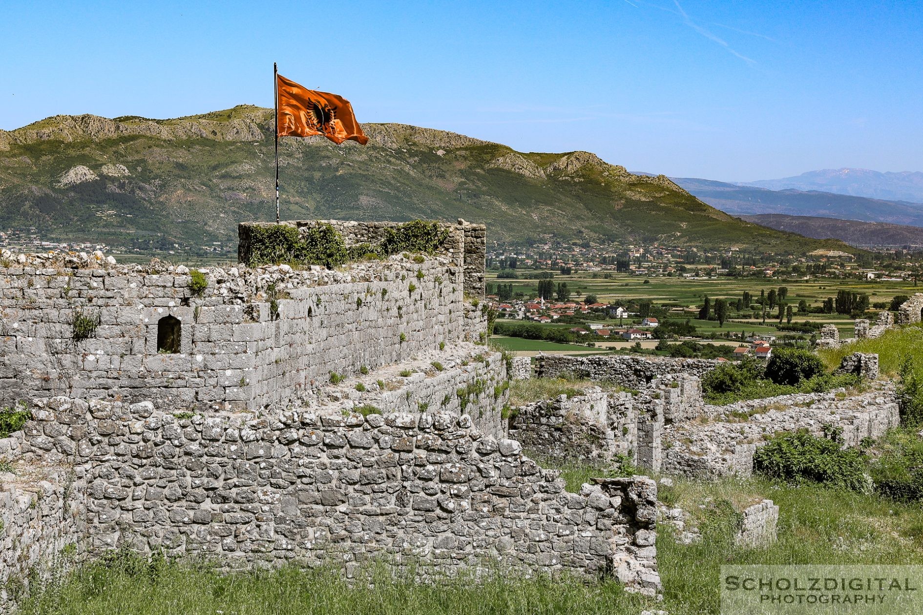 Die albanische Nationalflagge vor den Mauern der Rozafa-Festung – eines der bekanntesten Fotomotive in Shkodra.