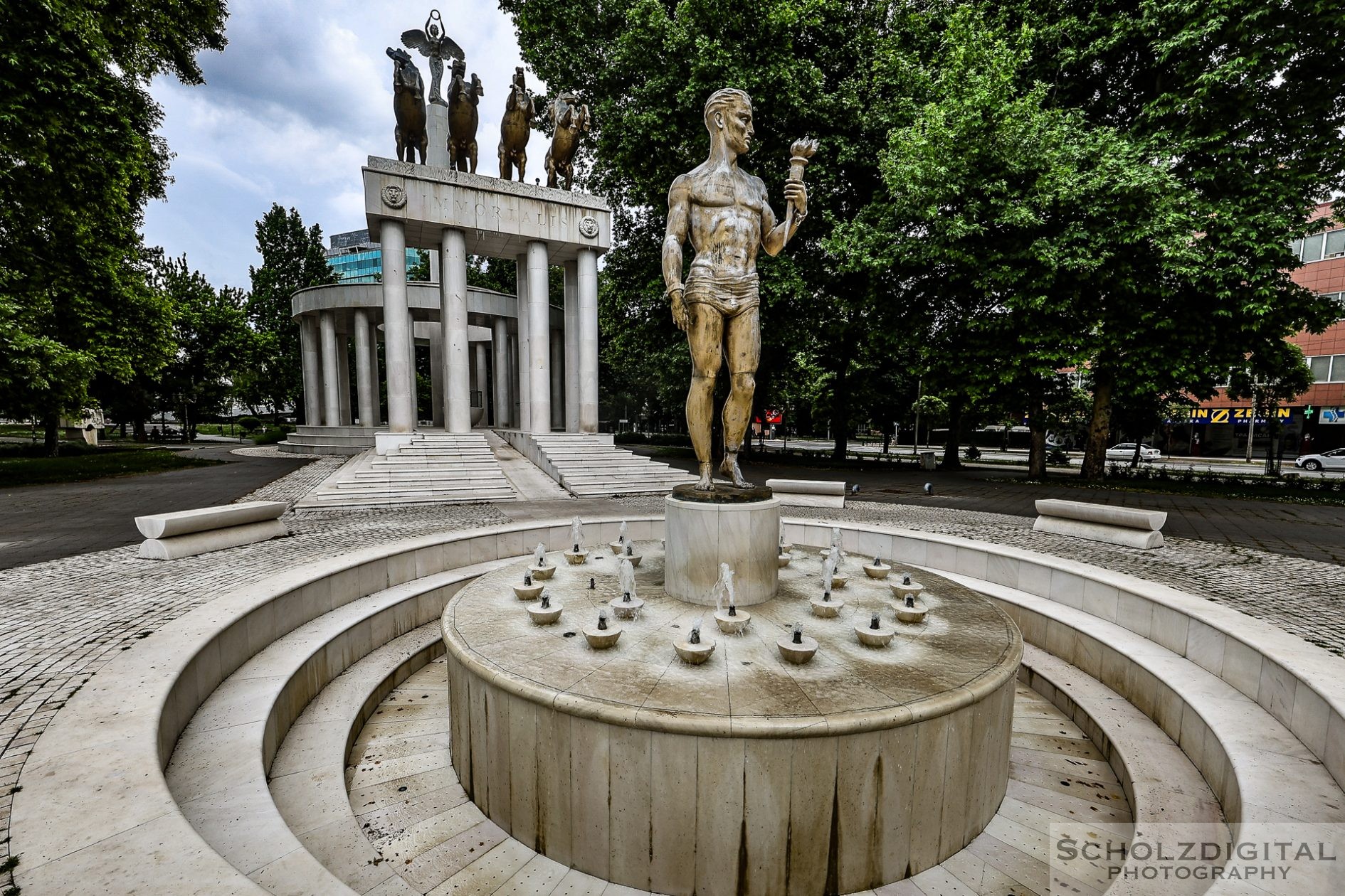 Die monumentalen Figuren prägen das Stadtbild rund um den Makedonienplatz.