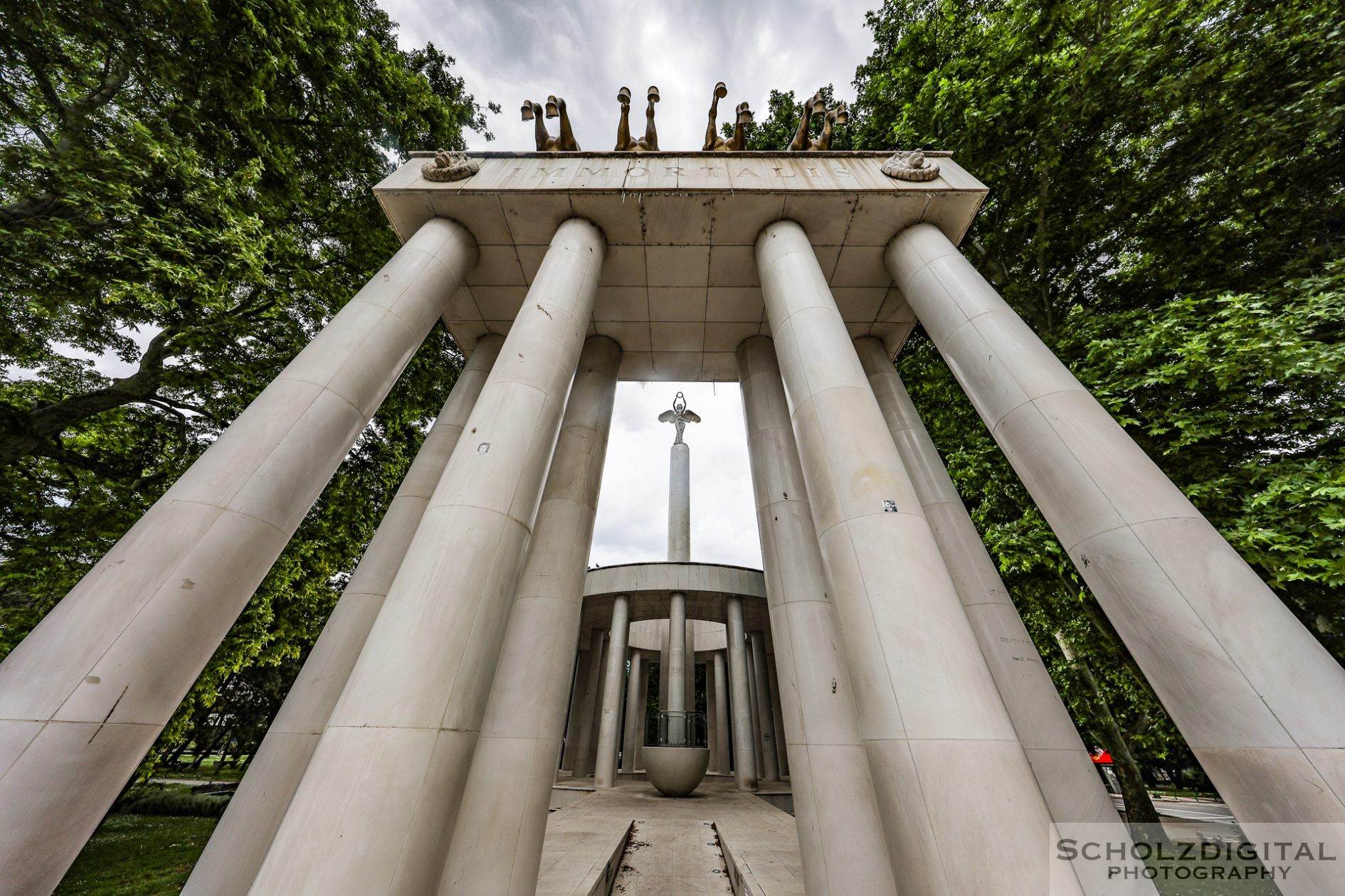 Aufnahmen aus niedriger Perspektive betonen die Größe und Wirkung der Monumente besonders eindrucksvoll.