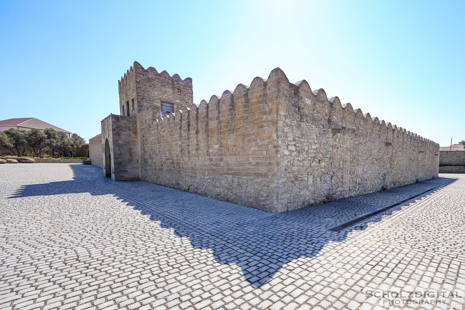 Ateshgah Feuertempel in Aserbaidschan mit historischer Steinmauer