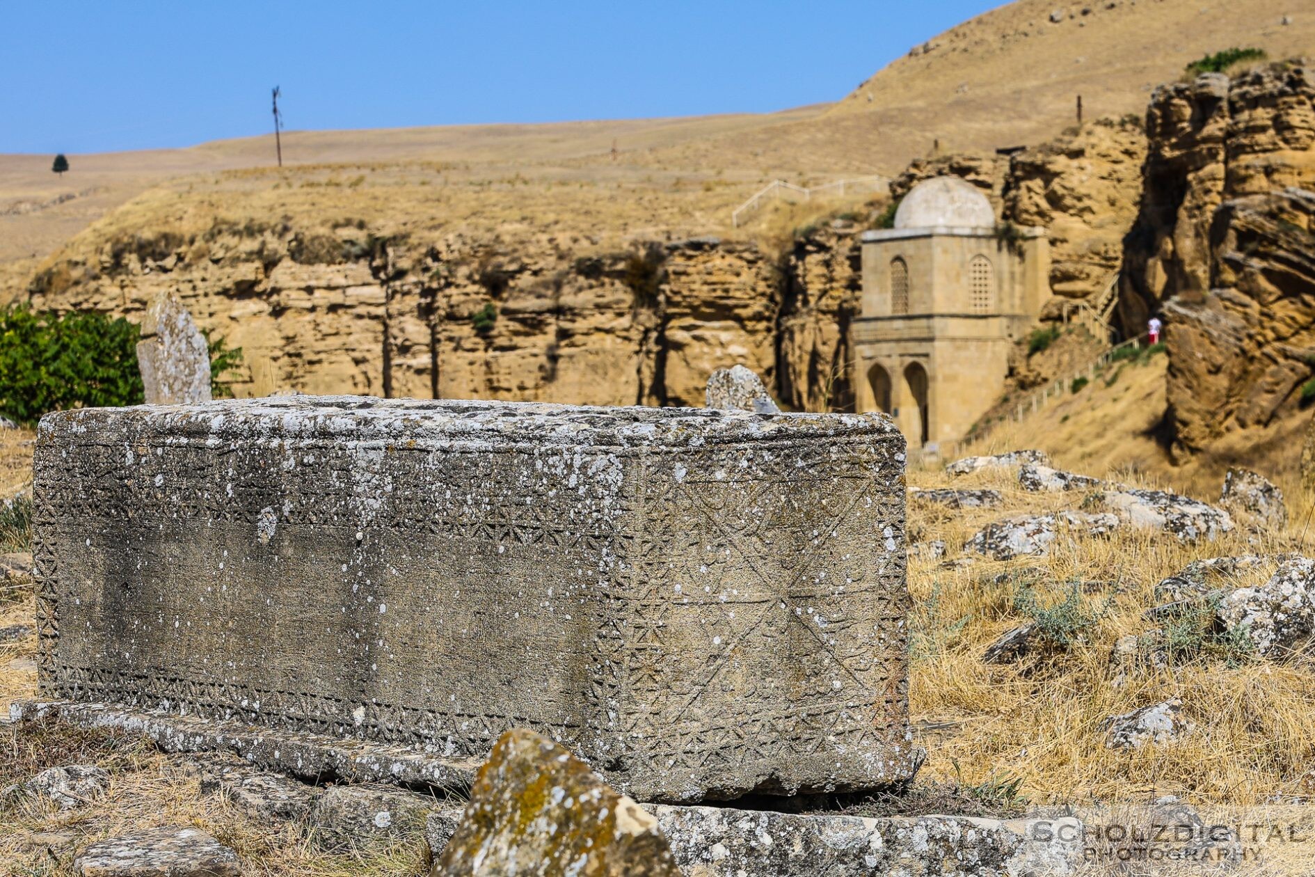 Diri Baba Mausoleum hinter dem historischen Friedhof