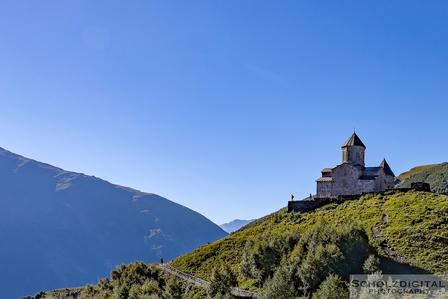 Die Gergeti-Dreifaltigkeitskirche auf ihrem Bergrücken oberhalb von Stepantsminda.