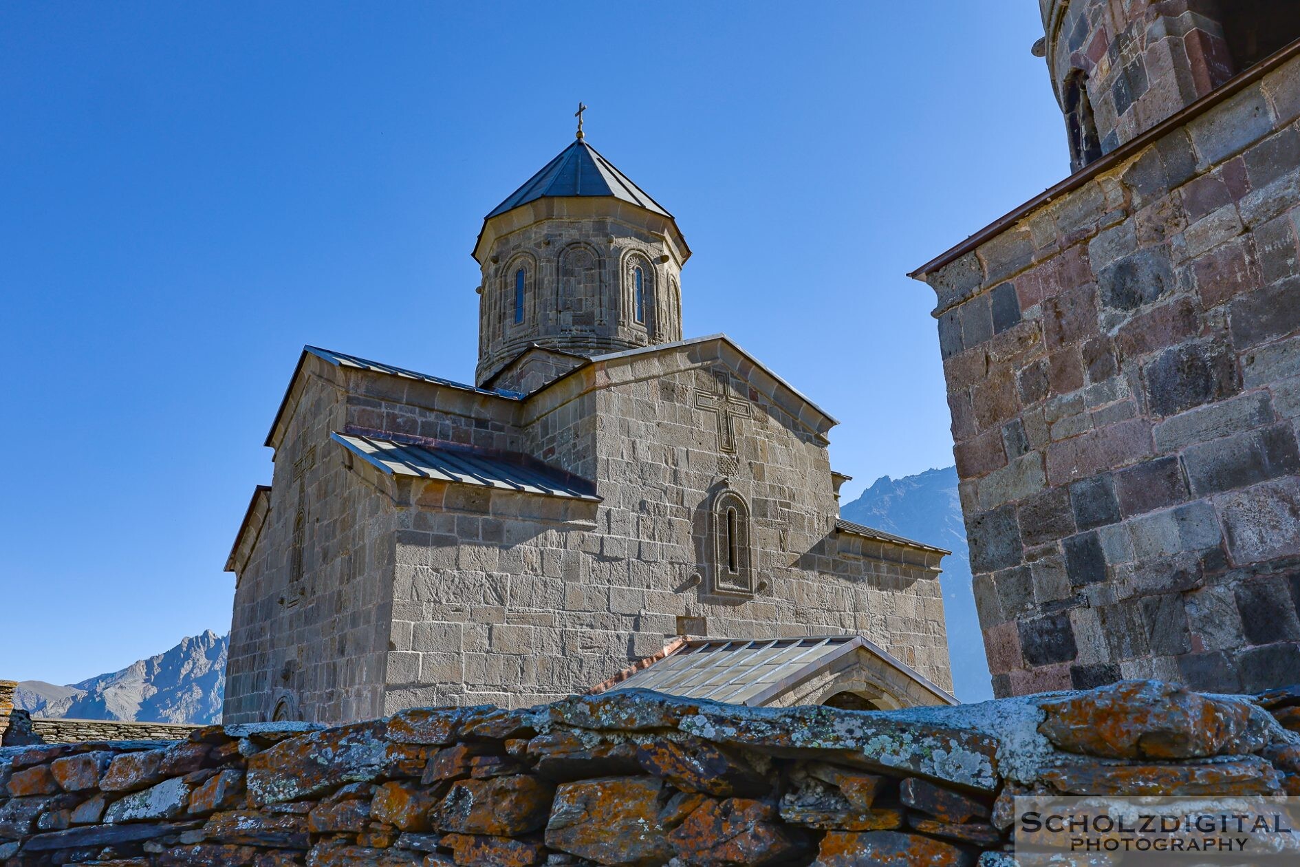 Die Gergeti-Dreifaltigkeitskirche auf ihrem Bergrücken oberhalb von Stepantsminda.
