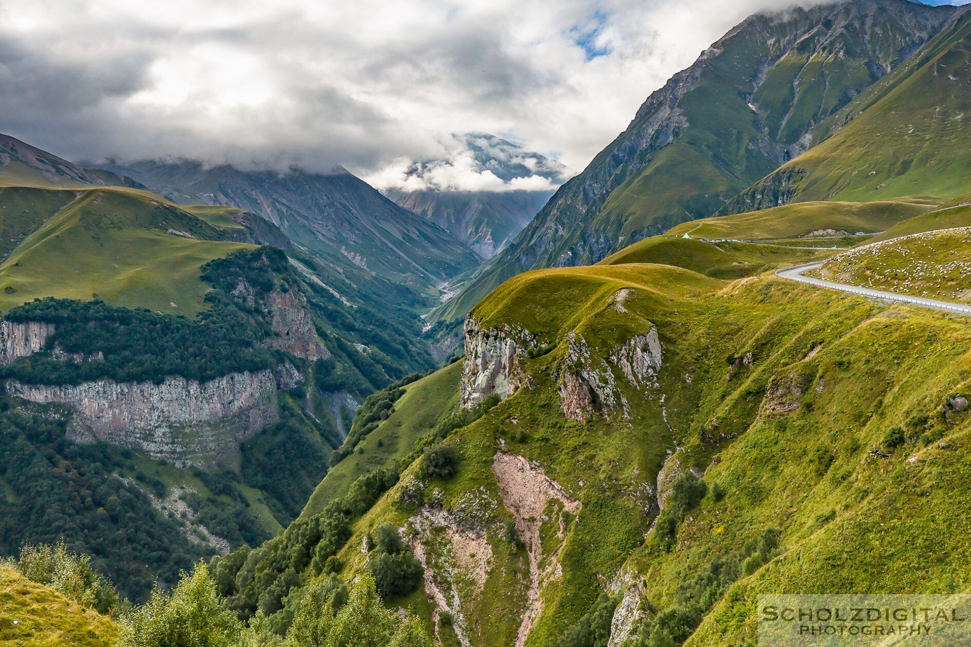 Grüne Täler und Berghänge entlang der Georgischen Heerstraße.
