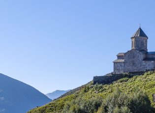 Die Gergeti-Dreifaltigkeitskirche auf ihrem Bergrücken oberhalb von Stepantsminda.