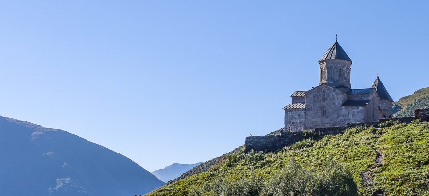 Die Gergeti-Dreifaltigkeitskirche auf ihrem Bergrücken oberhalb von Stepantsminda.