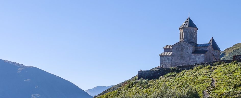 Die Gergeti-Dreifaltigkeitskirche auf ihrem Bergrücken oberhalb von Stepantsminda.