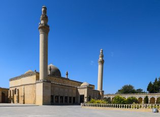 Die Juma-Moschee in Şamaxı mit ihren markanten Kuppeln und Minaretten.