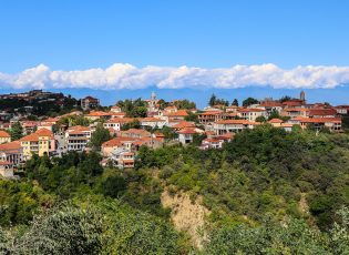 Blick auf Signagi und Landschaft